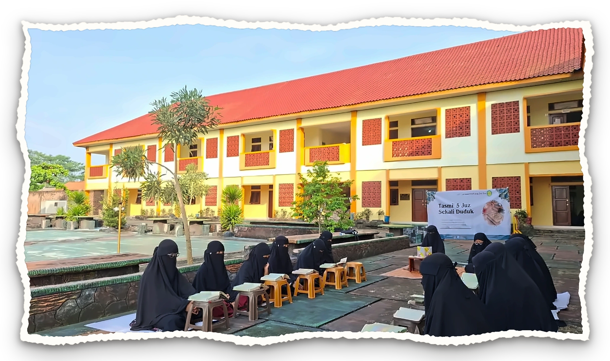 Dokumentasi Santriwati Tasmi 5 Juz di Halaman Pesantren PPTQ Jamal Yusuf Al-Haddad